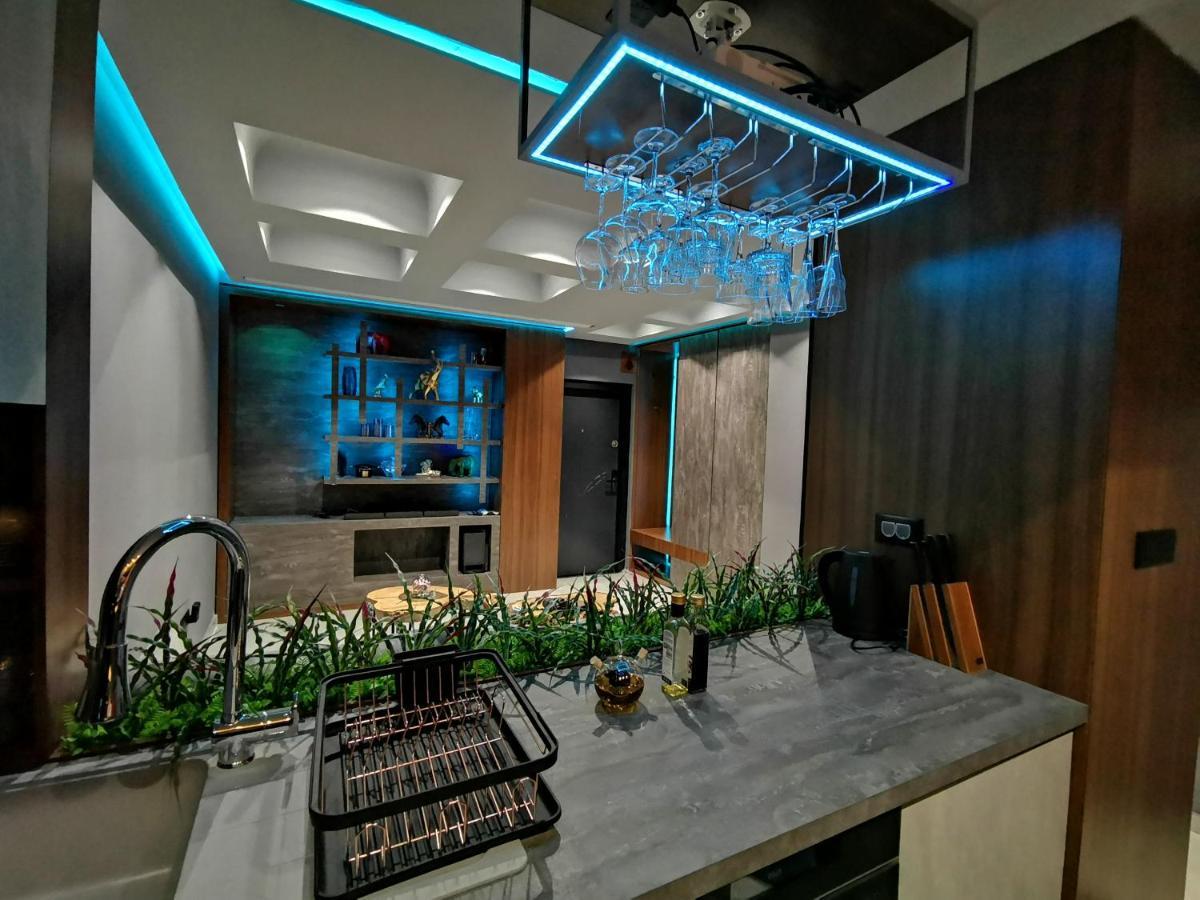 Smart Luxury Penthouse Suites - Private Sauna, Hot-Tub, Home Cinema At The Best Location In Skopie Exterior foto